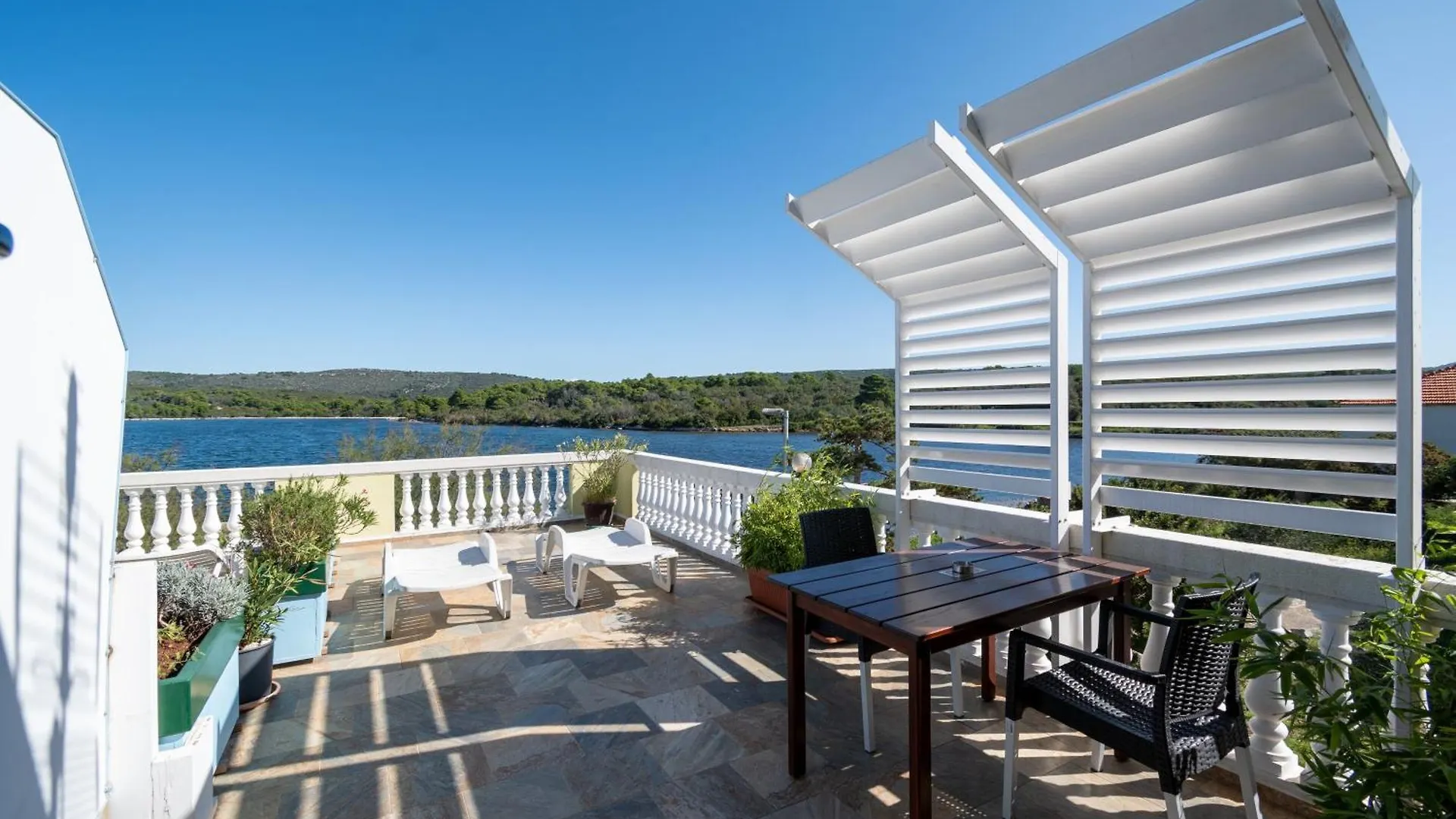 Apartment Veli Rat 438B