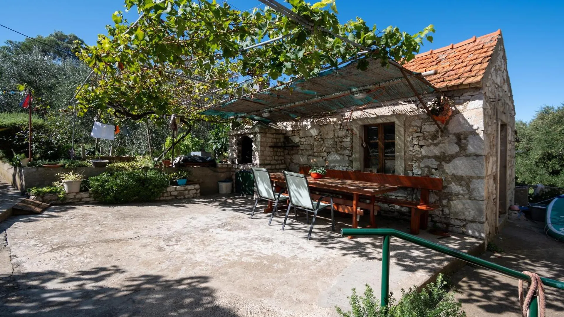 Apartment Veli Rat 438B